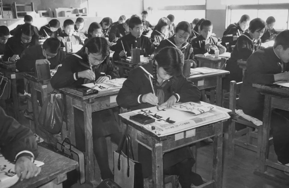 Thầy cô chữa bài cho từng em